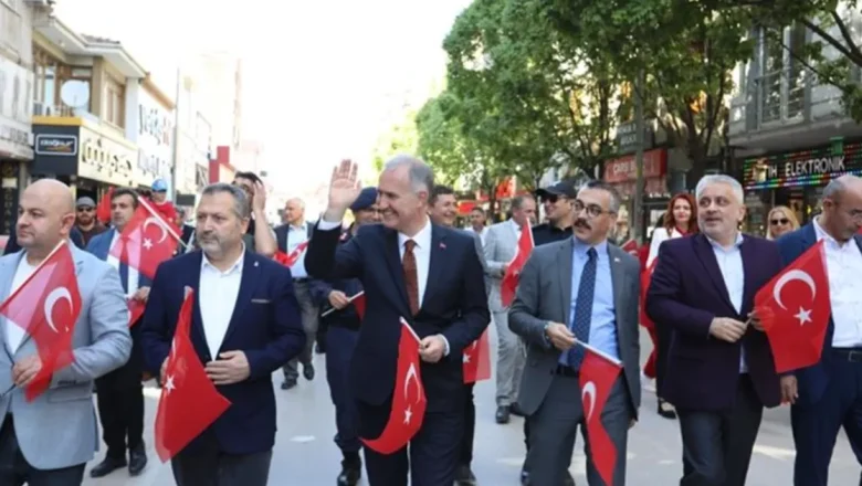 İnegöl’de 23 Nisan coşkusu sokaklara taştı