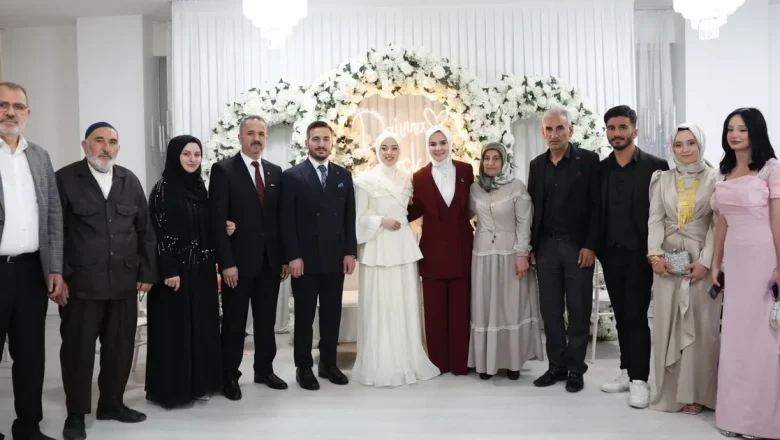 Bakan Göktaş, gence kız istedi!