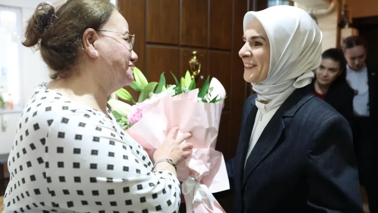 Devlet korumasındaki çocukların gönüllü annesine Bakan Göktaş’tan ziyaret