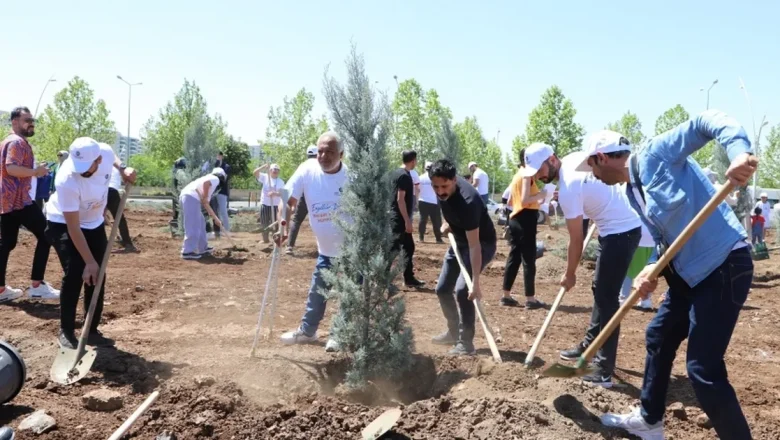 Diyarbakır’da engelliler fidan dikerek geleceğe nefes oldu