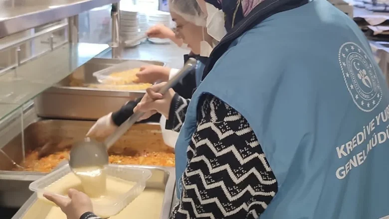 Gençler israfı önlüyor, iyiliği paylaşıyor… “Komşum Gönüllülük Hareketi” ile 10 milyon yemek ihtiyaç sahiplerine ulaştı