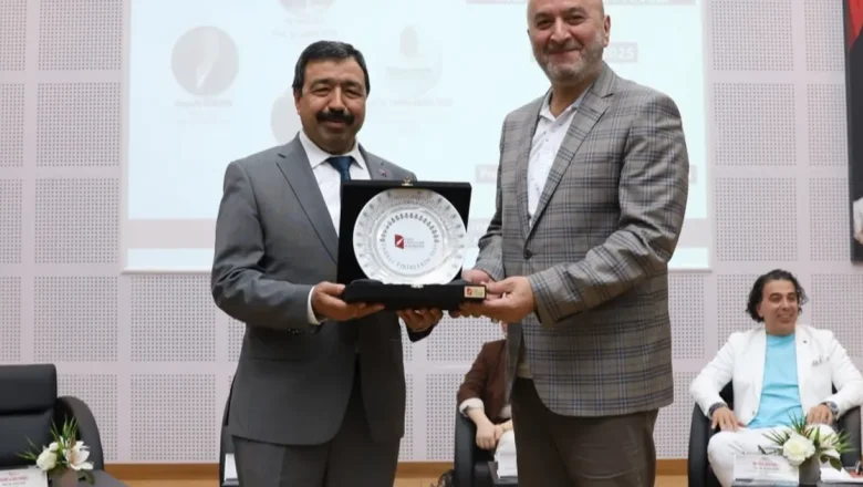 İzmir Kâtip Çelebi Üniversitesi tarafından aile paneli düzenlendi