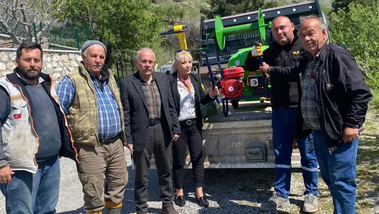 İzmir’de çiftçilere destek: İlaçlama makinesi hediye edildi