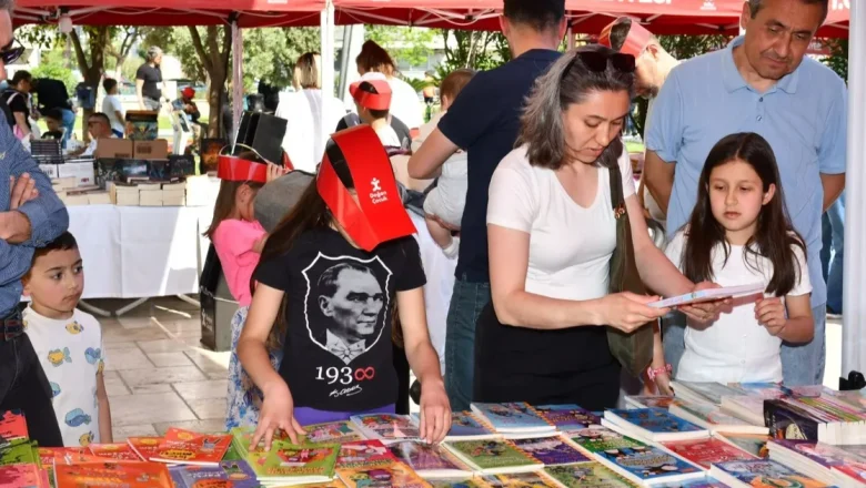 Kitapların büyülü dünyasına yolculuk Çiğli’de sürüyor
