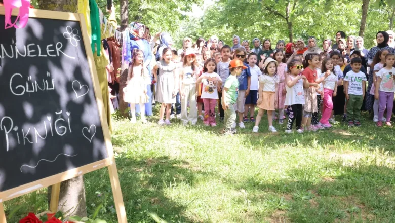 Kocaeli Çayırova çocuk kulüplerinde annelere özel etkinlik