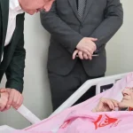 Kocaeli’de Başkan Büyükakın, Anneler Günü’nde şehit ailesi ve huzurevine gitti