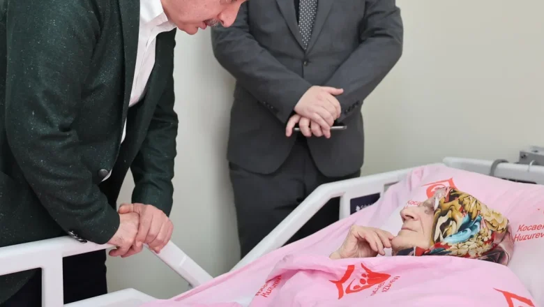 Kocaeli’de Başkan Büyükakın, Anneler Günü’nde şehit ailesi ve huzurevine gitti