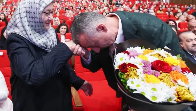 Kocaeli’de Başkan Büyükakın’dan annesine çiçekli kutlama