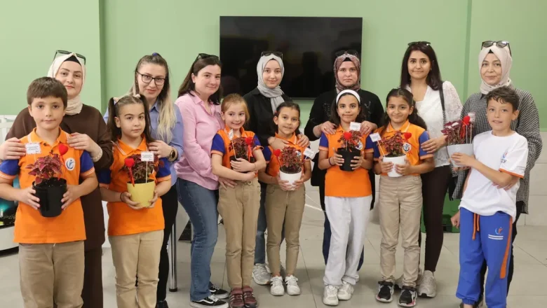 Konya’da çocuklar çiçekleri annelerine hediye etti