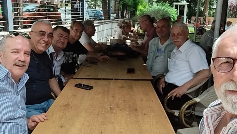 Lise arkadaşları 42 yıl sonra bir araya geldi