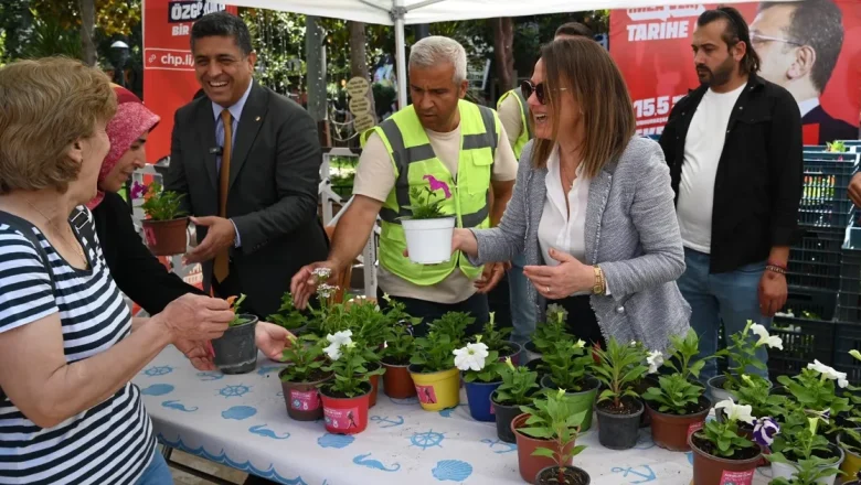 Manisalı annelere binlerce çiçek dağıtıldı